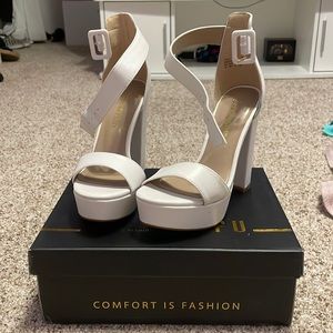 Dream Pairs size 5 white 4.5 in heels